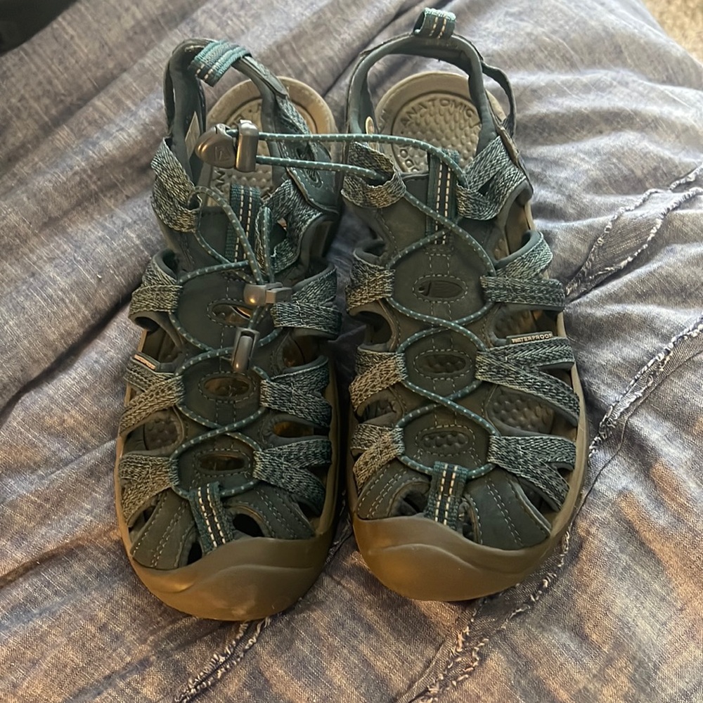 Brand new navy blue womens size 8.5 keens